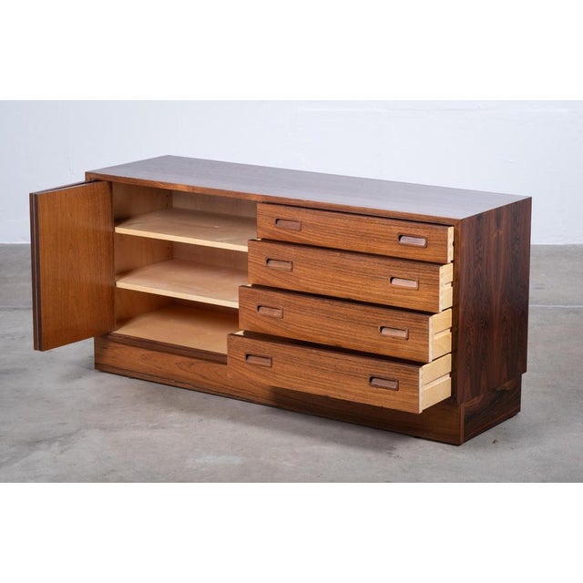 Rosewood Display Cabinet attributed to Poul Hundevad, Denmark, 1960s For Sale - Image 6 of 12