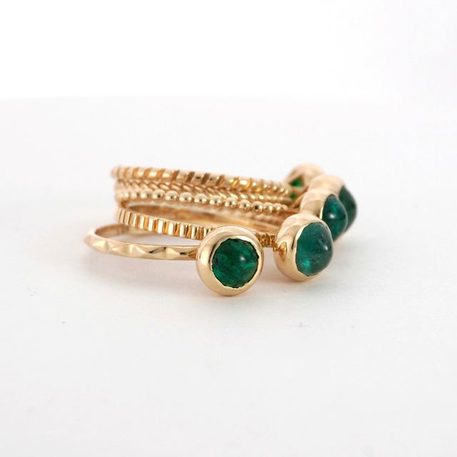 Contemporary Five 14k Yellow Gold Rings With Cabochon-Cut Emeralds Size 6.5 For Sale - Image 3 of 14