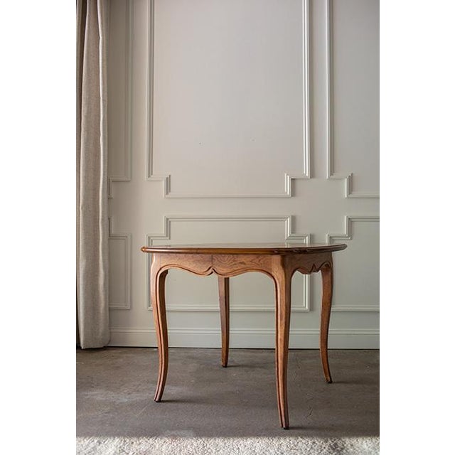 As part of Henredon's custom expandable collections, this table functions as a space-saving option for everyday use that...