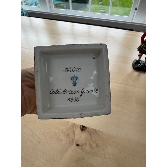 1910s Pair of Sitzendorf German Porcelain Soldiers For Sale - Image 9 of 10