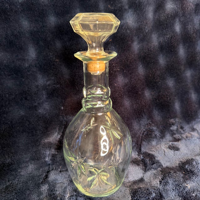 1970s Mid-Century Modern Atomic Starburst Glass Decanter With Faceted Stopper - Transitional Metric Era For Sale - Image 12 of 16