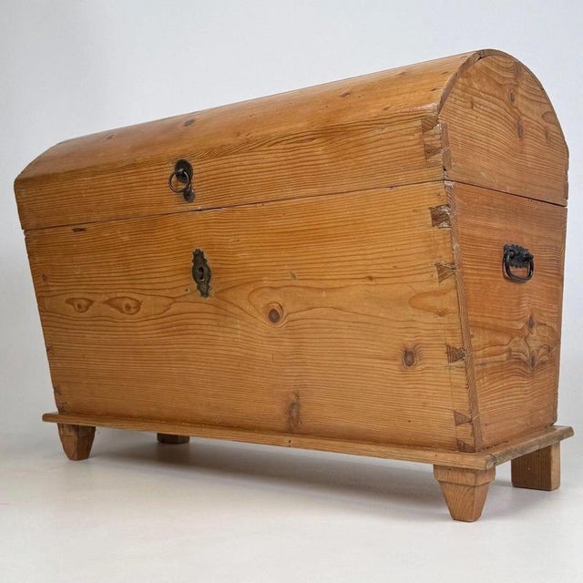 Antique English Pine Dome-Top Storage Chest, 1800s For Sale - Image 4 of 12