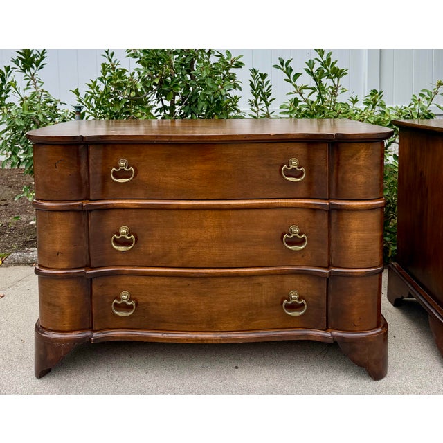 This handsome pair of English Georgian / Chippendale-style nightstands features graceful serpentine fronts, softly rounded...
