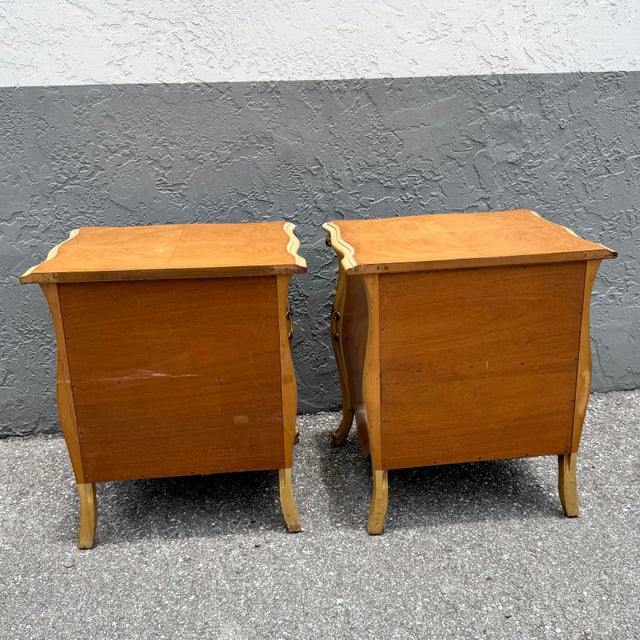 Mid 20th Century Vintage French Provincial Style Burl Wood Bombe Nightstands - A Pair For Sale - Image 5 of 12