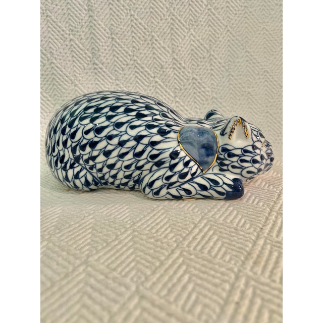 Chinoiserie Vintage Blue & White Fishnet Porcelain Cat Sculpture in the Herend Style, 10.5 Inches For Sale - Image 3 of 10
