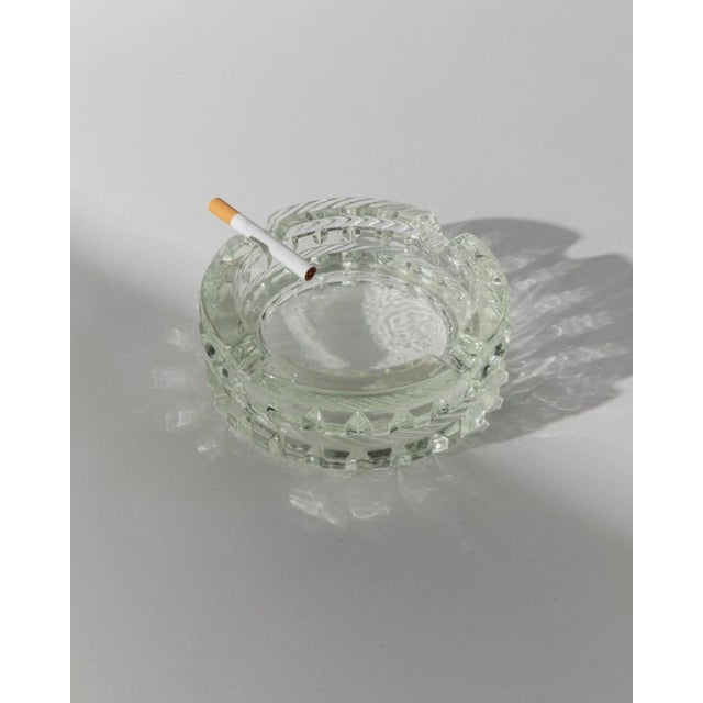 This vintage Murano glass ashtray from the 1950s is a stunning example of timeless Italian craftsmanship. Made of thick,...