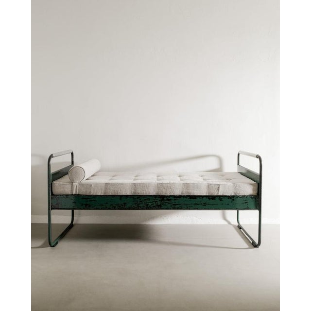 French Mid Century No 17 / Fabert Daybed in Green Lacquered Aluminum and Linen by Jean Prouvè, 1930s For Sale - Image 6 of 6