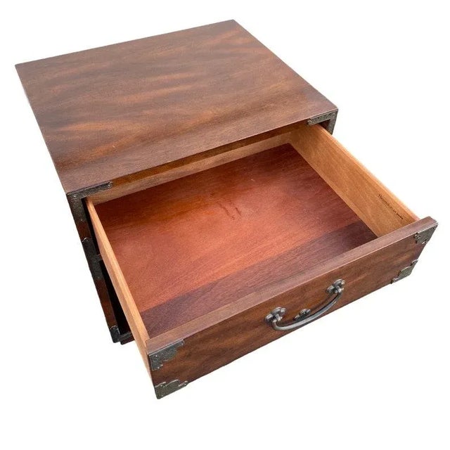 Chinoiserie Nightstand by Henredon Tansu Vintage Dark Wood & Brass Asian Hollywood Regency Campaign Chinese Charging End Table For Sale - Image 4 of 10