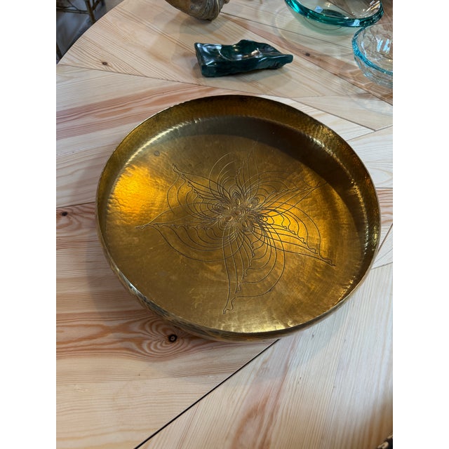 1970s Hand-Hammered Brass Centerpiece Bowl With Engraved Floral Motif, 1970s For Sale - Image 5 of 7