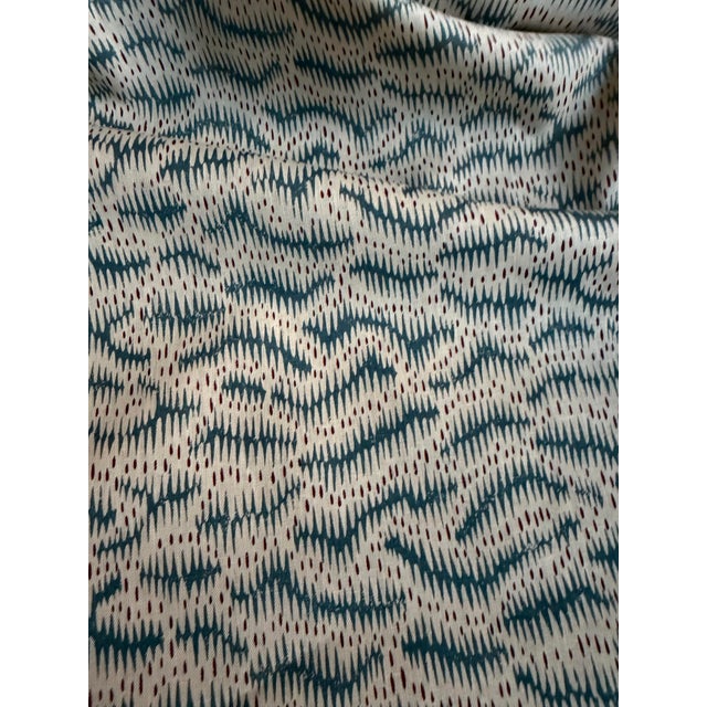 Traditional Flora Soames Fabric 5 5/8 Yards Daphne's Feathers - Indigo Sku: FSPR-Us/Dapf-03 For Sale - Image 3 of 5