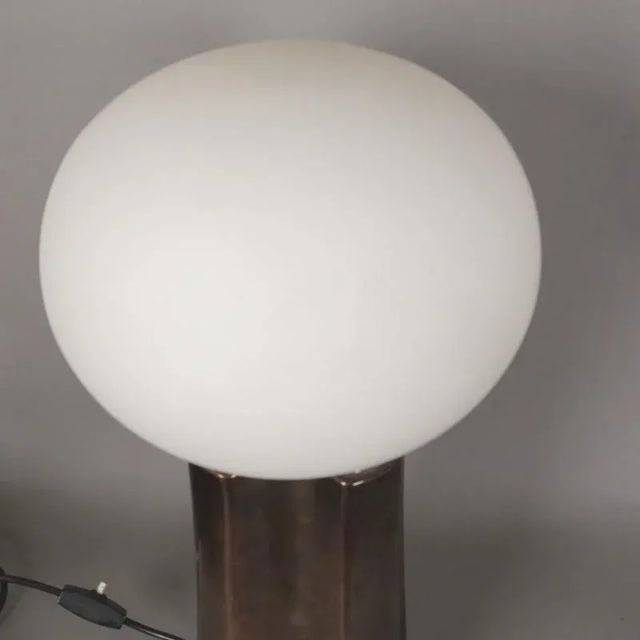 This ceramic table lamp has a white frosted, oval glass shade that is removable. Up to 250V (Europe/UK Standard).The...