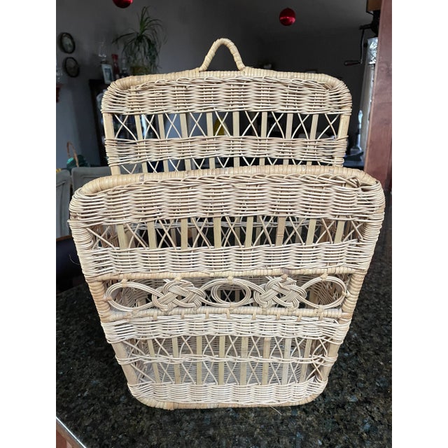 1940-1950s mid century wall basket. This is wicker woven in ornate beautiful pattern. Great for any room in your home.