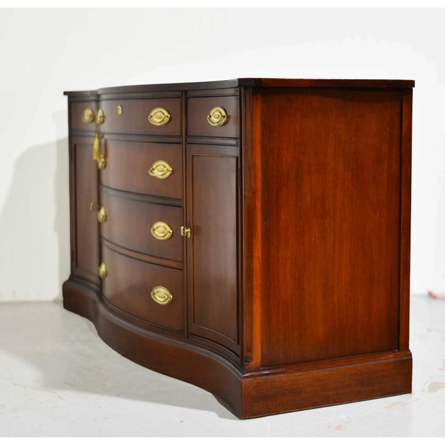 Brown Mid Century Hepplewhite Style Mahogany Sideboard Buffet by Bassett Furniture For Sale - Image 8 of 15