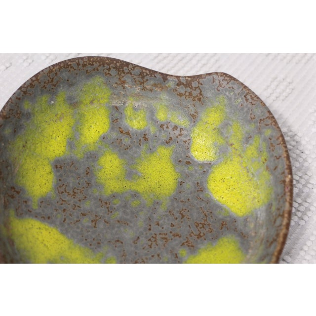 1970s MCM Ceramic Haeger Earth Wrap Bowl in Lemon Peel From the 1970s For Sale - Image 5 of 10
