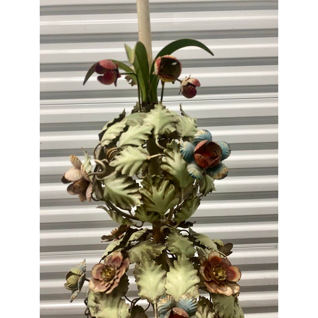 Hollywood Regency 1960s Tole Painted Metal Table Lamp For Sale - Image 3 of 12