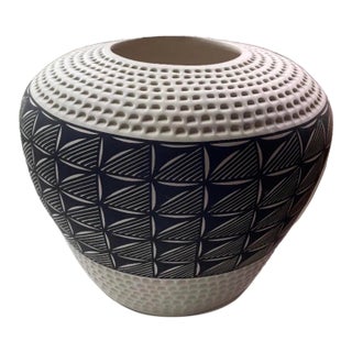 Early Vintage Katherine Victorino Acomo Pueblo Fine Line Pottery Vase – Signed K. V. For Sale