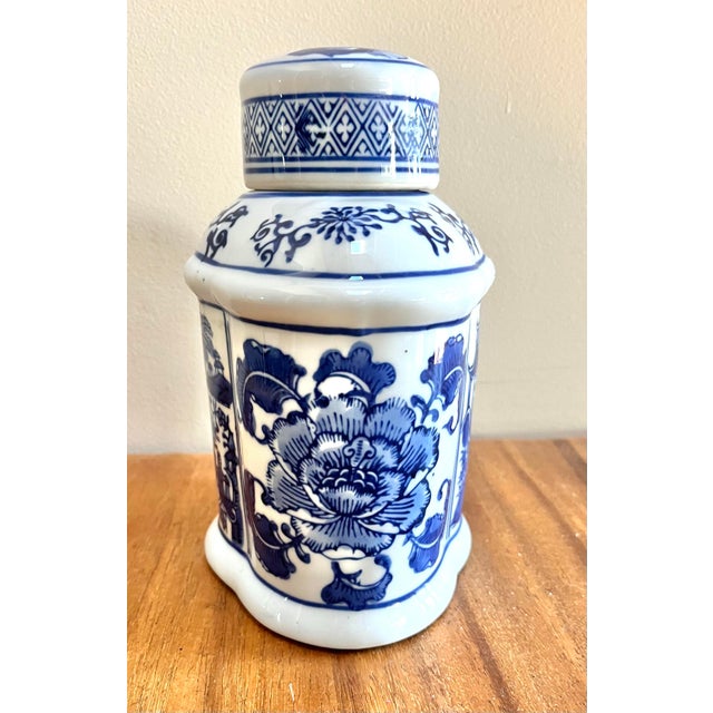 Late 20th Century Chinoiserie Blue and White Emperor Covered Ceramic Ginger Jar For Sale - Image 5 of 8