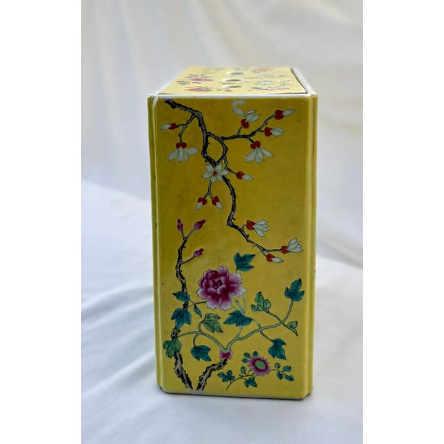 Ceramic Late 20th Century Yellow Chinoiserie Chinese Export Porcelain Rectangular Vase With Lid For Sale - Image 7 of 11