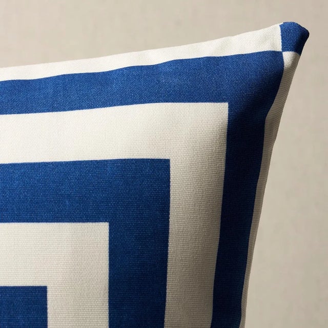 This pillow features Roxbury Indoor/Outdoor with a knife edge finish. A graphic large-scale design, Roxbury Indoor/Outdoor...