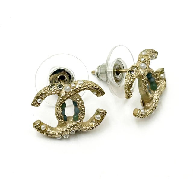 Contemporary Chanel Gold Folded CC Mint Dot Seed Pearl Crystal Small Piercing Earrings, A Pair For Sale - Image 3 of 4