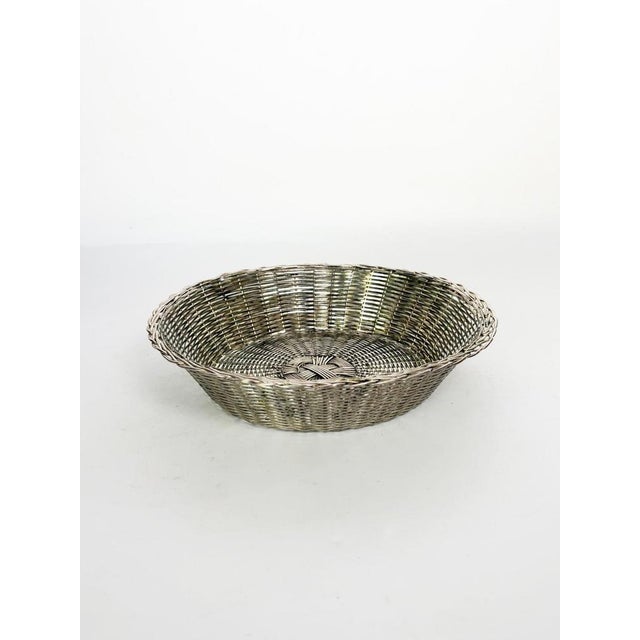 An elegant woven metal bread basket featuring a clean, timeless design. Its fine wire mesh and delicately twisted rim lend...