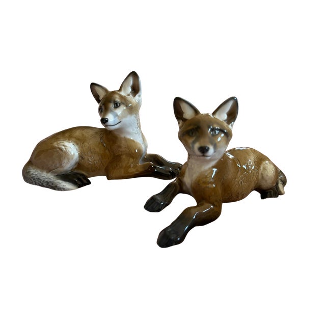 Art Deco Rare Pair: Theodor Kärner for Rosenthal Porcelain Fox Figurines (Models 1186 & 1187) in Perfect Condition For Sale - Image 3 of 4