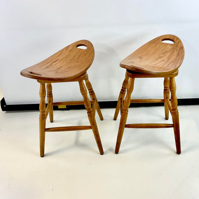 Wood 1980s Vintage Americana Rustic Oak Curule Seat Swivel Counter Stools - A Pair. For Sale - Image 7 of 14