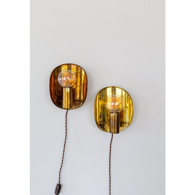 A pair of nice-looking wall lamps in brass made in Sweden during the 1960s. These ones give an elegant look. with its bend...