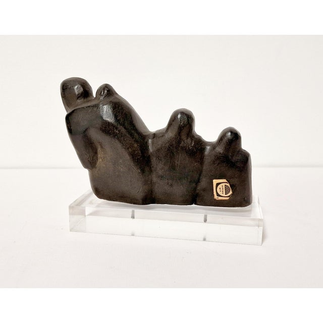 Canadian Art stone family from the late 70s. The dimensions of the sculpture without the base are: 9x15x4cm. This piece...