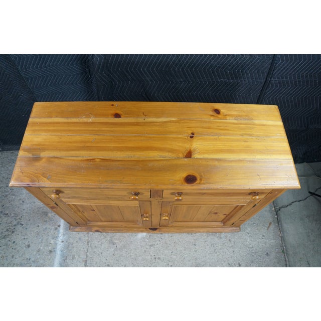 Late 20th Century Ethan Allen Old Tavern Pine Country Farmhouse Buffet Console Cabinet 23-6006 For Sale - Image 6 of 18