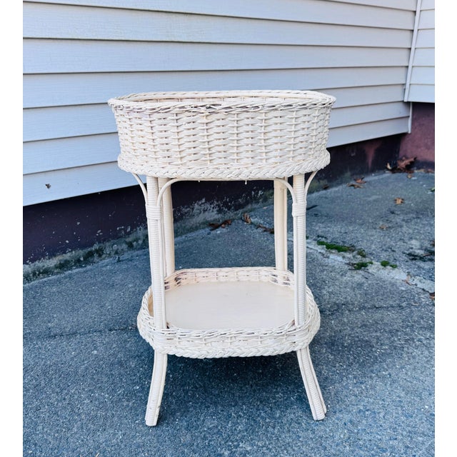 Vintage 1920s Heywood-Wakefield Oval Wicker Painted Planter Stand An exceptional antique Heywood-Wakefield wicker planter...