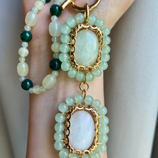 Celadon 1980s Green Gemstone Jade Bead Necklace Gold Tone Toggle Closure For Sale - Image 8 of 9