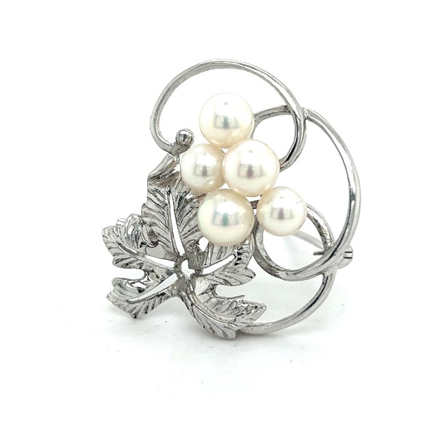 Metal 1990s Mikimoto Estate Akoya Pearl Brooch Pin Sterling Silver For Sale - Image 7 of 8