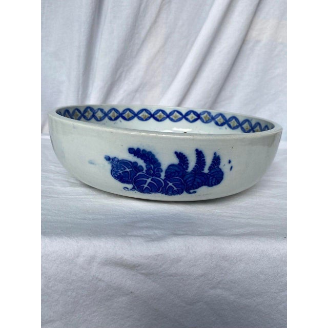 Imari Porcelain Japanese Edo Period Imari Bowl With Koi Motif, Circa 1780–1820 For Sale - Image 4 of 14