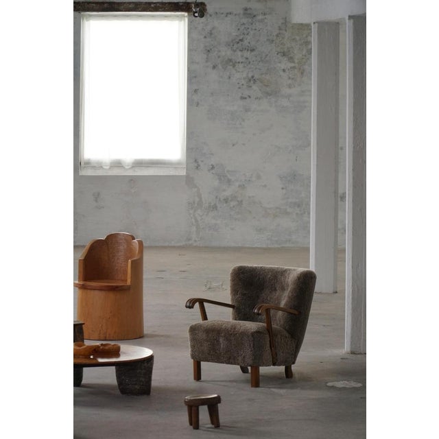 A timeless pair of comfortable Danish modern lounge chairs with armrests in beech, their bodies reupholstered in high-...