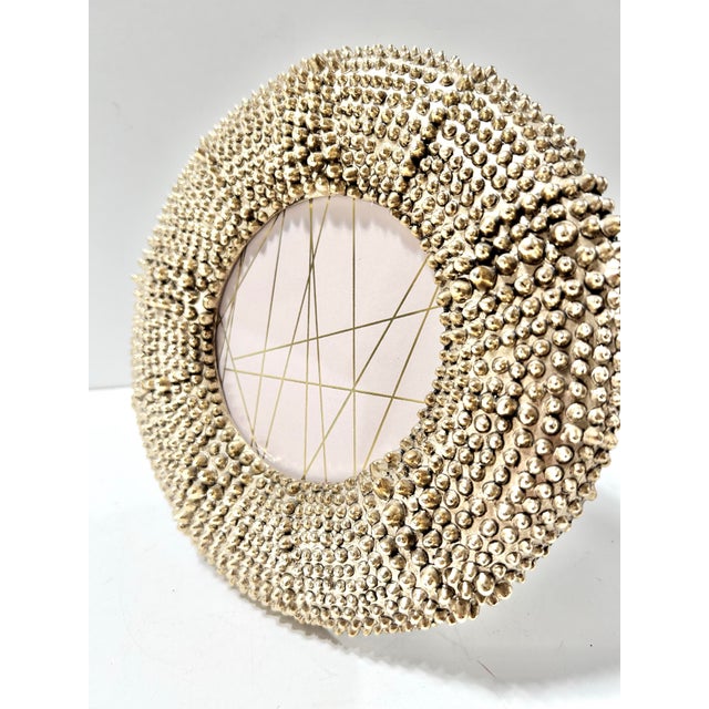 Late 20th Century Sculptural Brutalist Style Gilt Studded Round Picture Frame – Textured Gold Photo Frame For Sale - Image 5 of 7