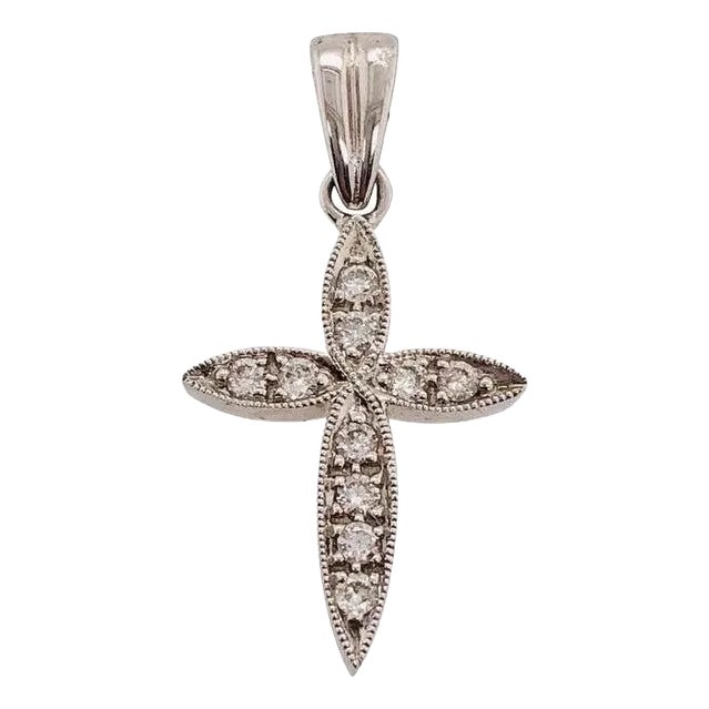 18 Karat White Gold Cross Diamond Pendant 0.18 Total Diamond Weight For Sale