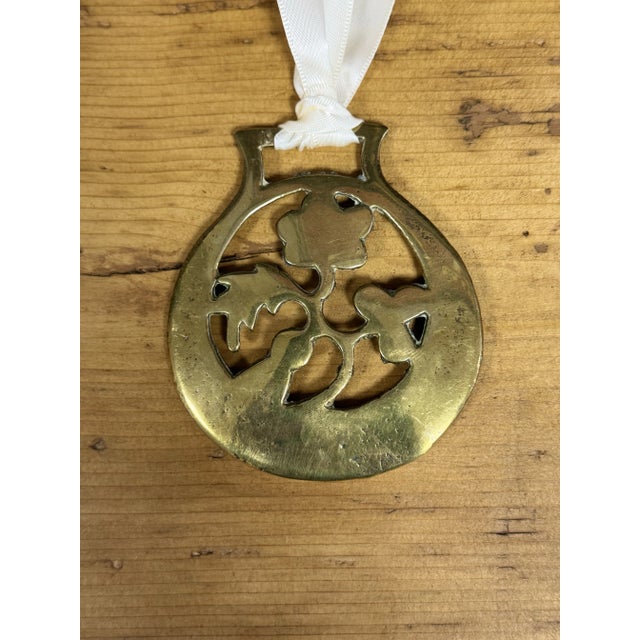 This vintage English horse brass ornament is a timeless example of traditional craftsmanship. The beautifully cast brass...