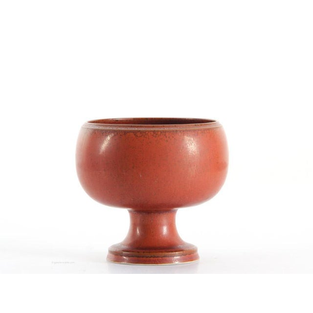 Scandinavian Footed Bowl in Red-Brown Glaze by Stig Lindberg for Gustavsberg, 1979 For Sale - Image 5 of 5