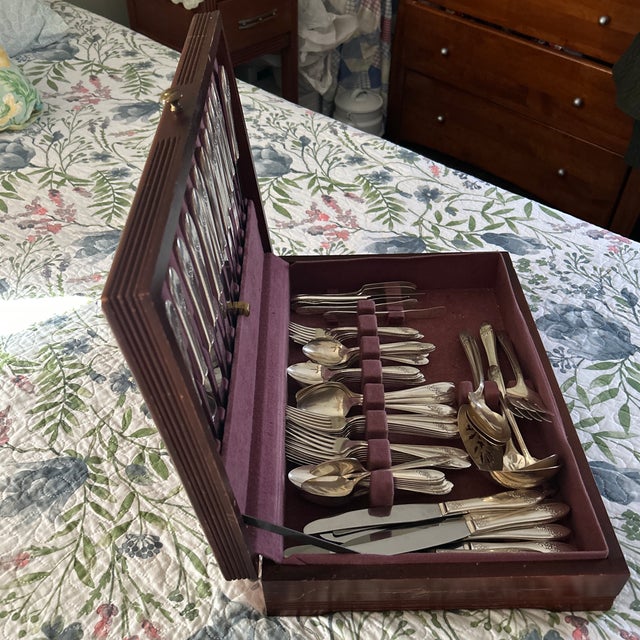 Reed & Barton Vintage Queen Bess II Flatware by Oneida Includes Reed Barton Eureka Storage Chest - 88 Piece For Sale - Image 4 of 10
