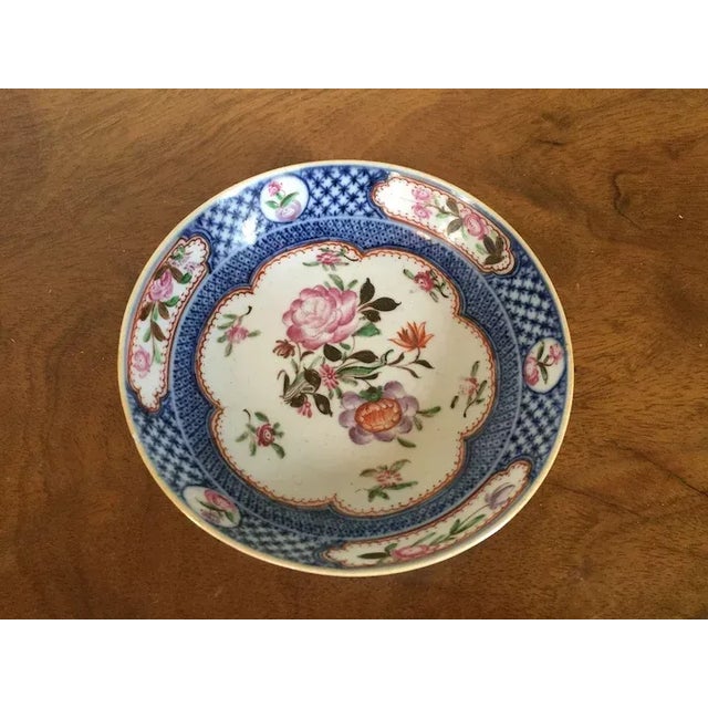 Chinese 18th Century Chinese Qianlong Porcelain Dish in Famille Rose Palette within a Blue Border For Sale - Image 3 of 7