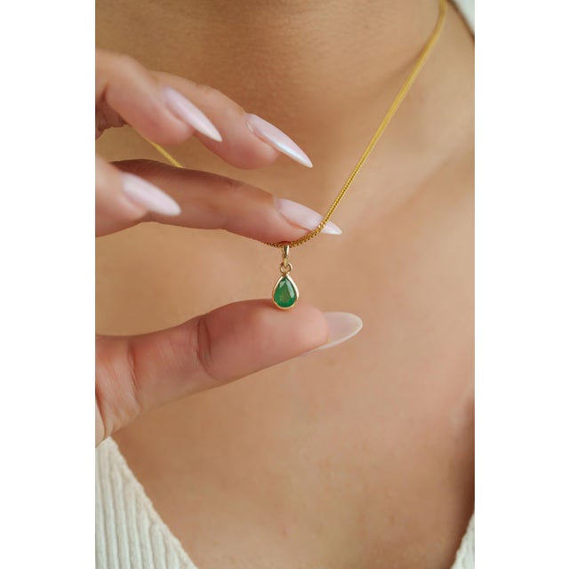 Metal 14k Gold Natural Zambian Pear-Cut Emerald Bezel Set Solitaire Pendant For Sale - Image 7 of 14