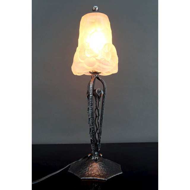 1930s Art Deco Wrought Iron Lamp with Tulip Shade from Verrerie Dart Degué, France, 1930s For Sale - Image 5 of 17