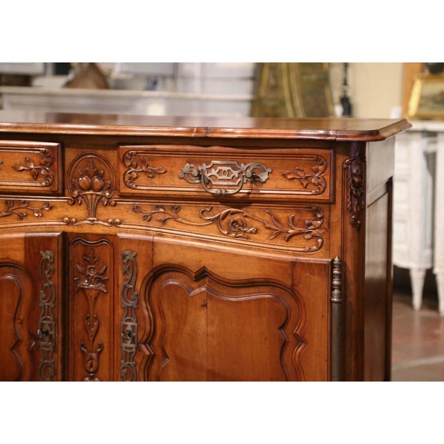 19th Century French Louis XV Carved Walnut Provincial Buffet From Provence For Sale In Dallas - Image 6 of 13