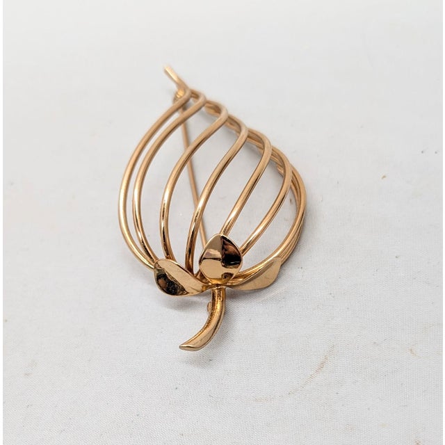 Mid to late 1950s Modernist goldtone strawberry with stem at the top with 3 leaves and wires making up the body of the...