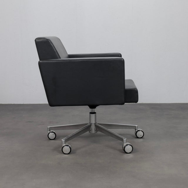 Poltrona Frau Leather Swivel Armchairs by Poltrona Frau, Italy, 1990s, Set of 2 For Sale - Image 4 of 12