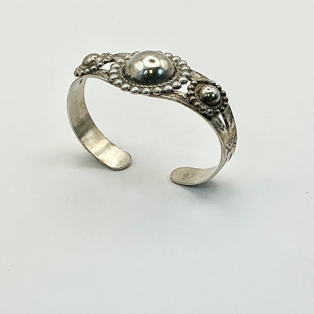 1950s 1950s Vintage Southwestern American Navajo Bell Trading Co. Sterling Cuff Bracelet. For Sale - Image 5 of 13