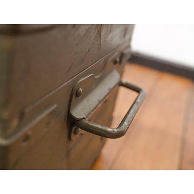 Industrial Vintage Swiss Army Field Lamp in Wooden Crate, 1950s For Sale - Image 3 of 18