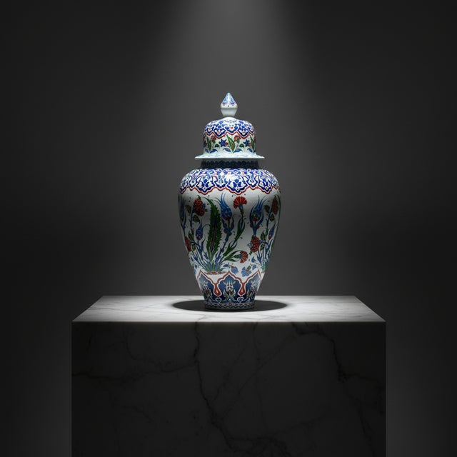 Handmade Ceramic Grand Shah Vase with Lid (60cm) Classic White Saz Leaf & Carnation For Sale - Image 10 of 10
