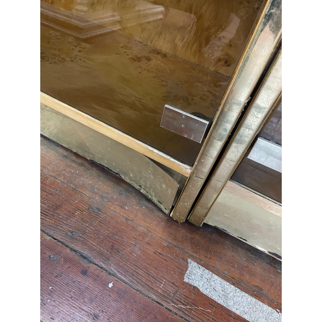 Mid 20th Century Hollywood Regency Burl Wood and Brass Display Cabinet For Sale In Los Angeles - Image 6 of 10